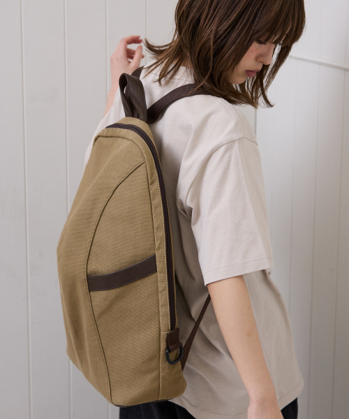 eastserviceshop(イーストサービスショップ)の「キャンバスレザーデイパック - キャメル(バックパック/リュック・レディース・キャメル・FREE)」の4枚目の写真