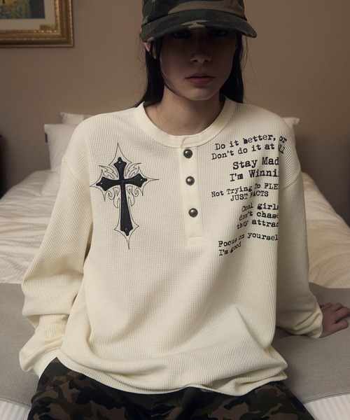 OY（オーワイ）の「『OY/オーワイ』BLESSED HENLEY L/S TOP/ブレストヘンリー長袖カットソー（Tシャツ/カットソー・レディース・ブラック/アイボリー・L/M）」の2枚目の写真