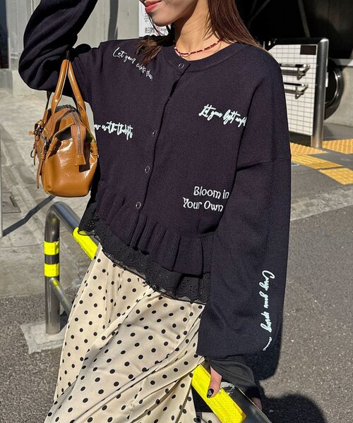 CIAOPANIC(チャオパニック)の「メッセージ刺繡配色ロゴフリルニットカーディガン(カーディガン/ボレロ・レディース・グレー/チャコールグレー/イエロー/ネイビー/ミント/ピンク・ONE SIZE)」の4枚目の写真