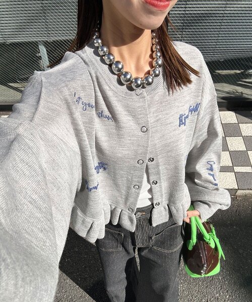 CIAOPANIC(チャオパニック)の「メッセージ刺繡配色ロゴフリルニットカーディガン(カーディガン/ボレロ・レディース・グレー/チャコールグレー/イエロー/ネイビー/ミント/ピンク・ONE SIZE)」の2枚目の写真