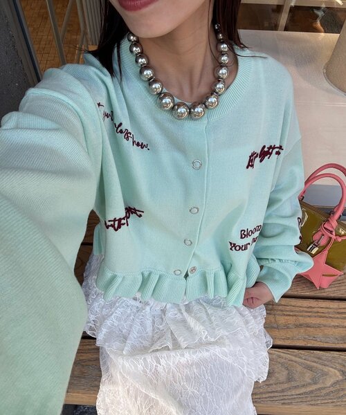 CIAOPANIC(チャオパニック)の「メッセージ刺繡配色ロゴフリルニットカーディガン(カーディガン/ボレロ・レディース・グレー/チャコールグレー/イエロー/ネイビー/ミント/ピンク・ONE SIZE)」の3枚目の写真