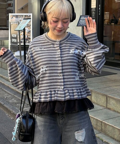 メッセージ刺繡配色ロゴフリルニットカーディガン（カーディガン