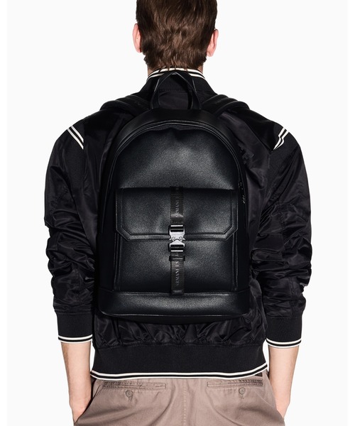 ARMANI EXCHANGE(アルマーニエクスチェンジ)の「【A|X アルマーニ エクスチェンジ】AXロゴ バックルディテール バックパック(バックパック/リュック・メンズ・ブラック・FREE)」の8枚目の写真