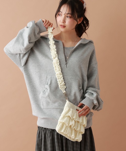 tiny tiny（ティニーティニー）の「フリルミニショルダーバッグ[tiny tiny(ティニーティニー)]（ショルダーバッグ・レディース・チャコール/ホワイト・0）」の2枚目の写真