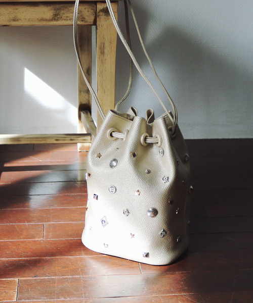 kakatoo（カカトゥ）の「カカトゥ kakatoo / WEB限定ビジューミックスチャーム ドロストバッグ（ショルダーバッグ・レディース・ブラック/ゴールド/アイボリー・FREE）」の3枚目の写真