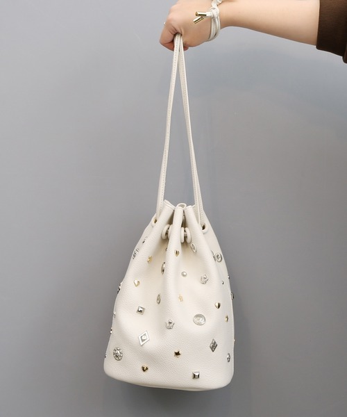 kakatoo（カカトゥ）の「カカトゥ kakatoo / WEB限定ビジューミックスチャーム ドロストバッグ（ショルダーバッグ・レディース・ブラック/ゴールド/アイボリー・FREE）」の2枚目の写真