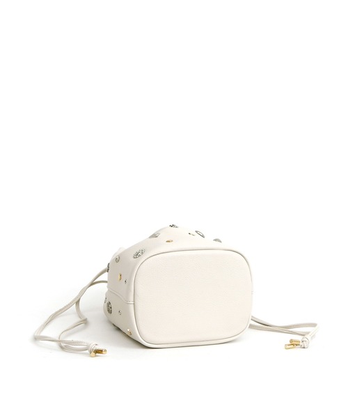 kakatoo（カカトゥ）の「カカトゥ kakatoo / WEB限定ビジューミックスチャーム ドロストバッグ（ショルダーバッグ・レディース・ブラック/ゴールド/アイボリー・FREE）」の6枚目の写真