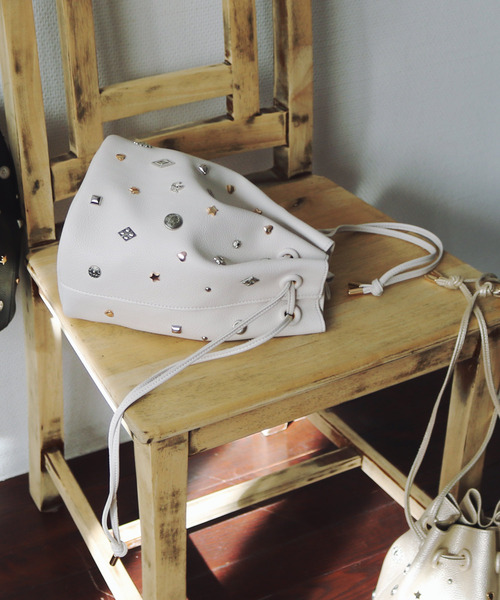 kakatoo（カカトゥ）の「カカトゥ kakatoo / WEB限定ビジューミックスチャーム ドロストバッグ（ショルダーバッグ・レディース・ブラック/ゴールド/アイボリー・FREE）」の9枚目の写真