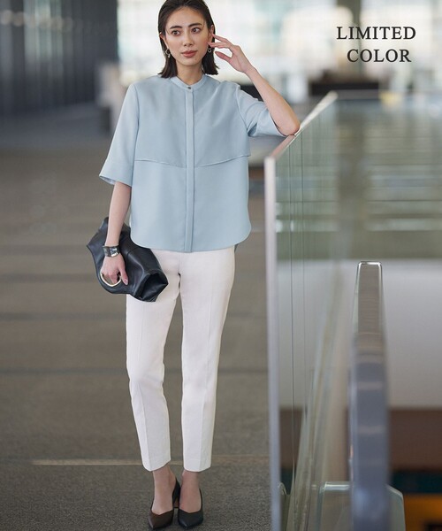 ICB(アイシービー)の「【WEB限定カラーあり】 FluidBackSatin バンドカラーシャツ(シャツ/ブラウス・レディース・ライトイエロー系/サックスブルー系/ネイビー系/ブラック系/グレー系・46/44/42/40/48)」の6枚目の写真