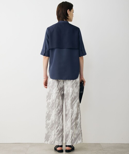 ICB(アイシービー)の「【WEB限定カラーあり】 FluidBackSatin バンドカラーシャツ(シャツ/ブラウス・レディース・ライトイエロー系/サックスブルー系/ネイビー系/ブラック系/グレー系・46/44/42/40/48)」の13枚目の写真