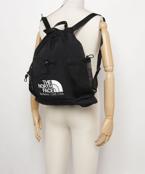 THE NORTH FACE(ザノースフェイス)の「国内未発売 THE NORTH FACE(ザ・ノースフェイス)/巾着バッグ バケット ナップサック リンデン メッシュ ジムサック/LINDEN MESH GYM SACK(バックパック/リュック・レディース・ブラック/グレー・FREE)」の6枚目の写真