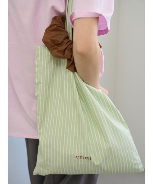 emmi（エミ）の「【ONLINE限定カラーあり】シュシュ付きemmiロゴトートバッグ（トートバッグ・レディース・ピンク/ホワイト/ミント/ブルー・F）」の2枚目の写真