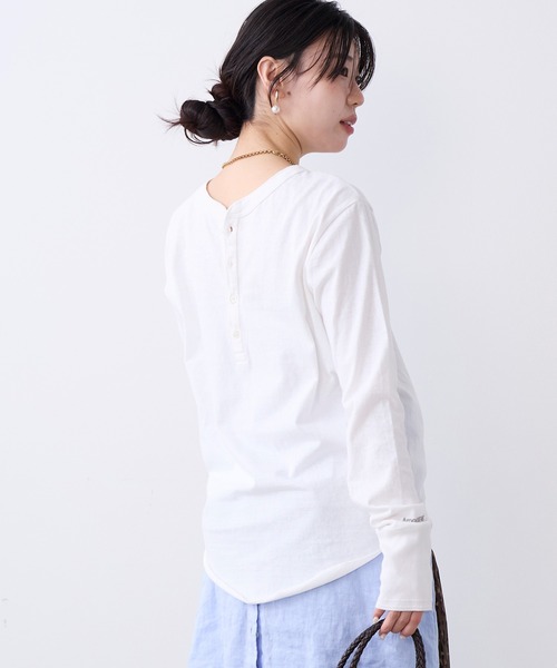 AMERICANA（アメリカーナ）の「【AMERICANA】別注-前後2WAYヘンリーネックロングTシャツ（Tシャツ/カットソー・レディース・ベージュ/ホワイト・FREE）」の22枚目の写真