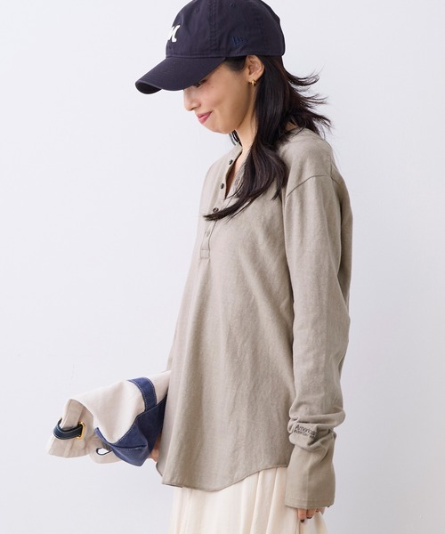 AMERICANA（アメリカーナ）の「【AMERICANA】別注-前後2WAYヘンリーネックロングTシャツ（Tシャツ/カットソー・レディース・ベージュ/ホワイト・FREE）」の4枚目の写真