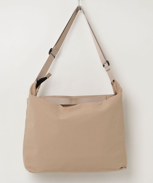 KRIFF MAYER（クリフメイヤー）の「【KRIFF MAYER/クリフメイヤー】2Way 保冷ポケット付きショルダーバッグ（ショルダーバッグ・メンズ・ブラック/ベージュ・FREE）」の3枚目の写真