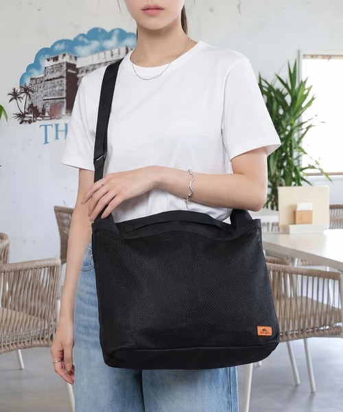 KRIFF MAYER(クリフメイヤー)の「【KRIFF MAYER/クリフメイヤー】2Way 保冷ポケット付きショルダーバッグ(ショルダーバッグ・メンズ・ブラック/ベージュ・FREE)」の2枚目の写真