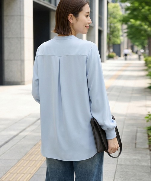 STYLE DELI（スタイルデリ）の「レイヤード用バンドキーネックシャツ（シャツ/ブラウス・レディース・サックスブルー/ホワイト・FREE）」の5枚目の写真