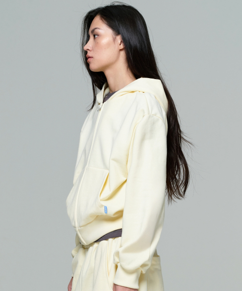 ERA（エラ）の「UNISEX ERA OVERSIZED HOODED ZIP-UP - LEMON CREAM（パーカー・レディース・クリーム・LARGE/MEDIUM/SMALL）」の6枚目の写真