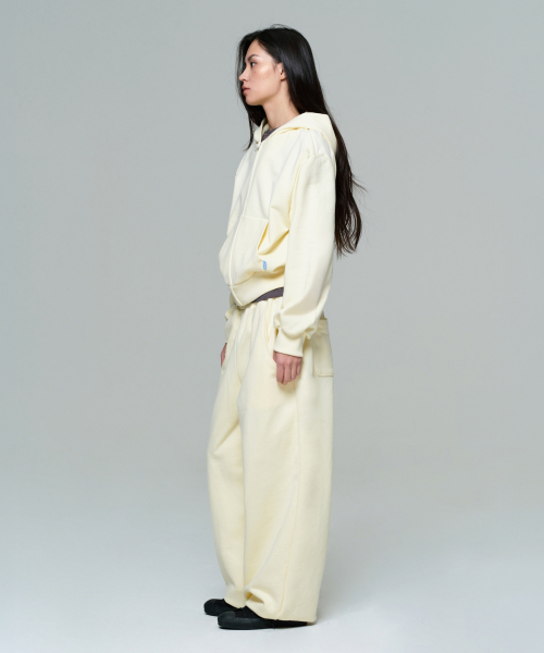 ERA（エラ）の「UNISEX ERA OVERSIZED HOODED ZIP-UP - LEMON CREAM（パーカー・レディース・クリーム・LARGE/MEDIUM/SMALL）」の4枚目の写真