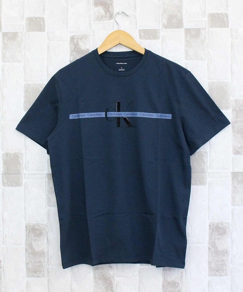 Calvin Klein(カルバン・クライン)の「CKJ テープリピートレイヤードロゴクルーネックTシャツ SS TAPE REPEAT LAYERED LOGO CREW NECK TEE(Tシャツ/カットソー・メンズ・ネイビー/ホワイト/ワイン・XL/L/M)」の2枚目の写真