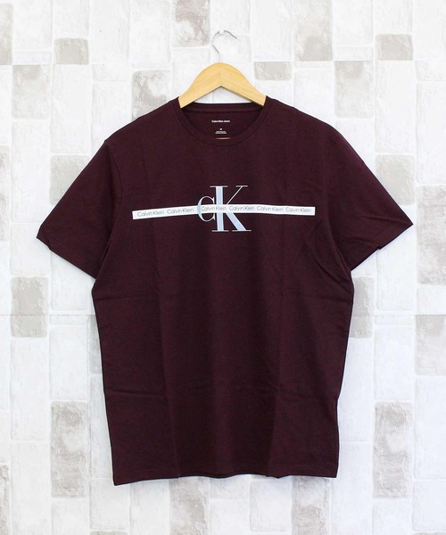Calvin Klein(カルバン・クライン)の「CKJ テープリピートレイヤードロゴクルーネックTシャツ SS TAPE REPEAT LAYERED LOGO CREW NECK TEE(Tシャツ/カットソー・メンズ・ネイビー/ホワイト/ワイン・XL/L/M)」の3枚目の写真