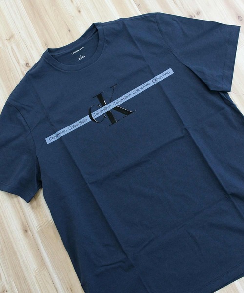 Calvin Klein(カルバン・クライン)の「CKJ テープリピートレイヤードロゴクルーネックTシャツ SS TAPE REPEAT LAYERED LOGO CREW NECK TEE(Tシャツ/カットソー・メンズ・ネイビー/ホワイト/ワイン・XL/L/M)」の10枚目の写真