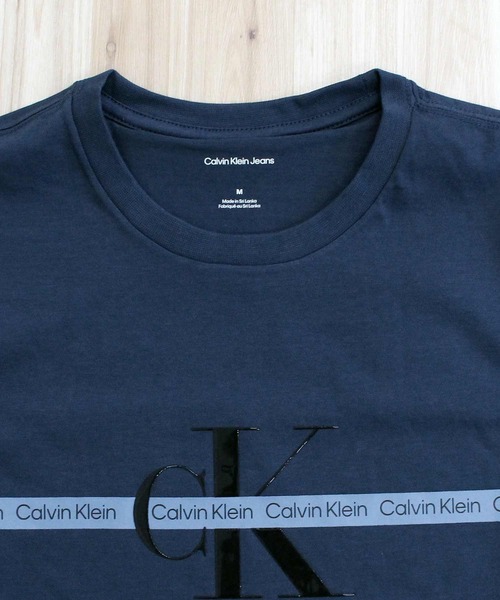 Calvin Klein(カルバン・クライン)の「CKJ テープリピートレイヤードロゴクルーネックTシャツ SS TAPE REPEAT LAYERED LOGO CREW NECK TEE(Tシャツ/カットソー・メンズ・ネイビー/ホワイト/ワイン・XL/L/M)」の15枚目の写真