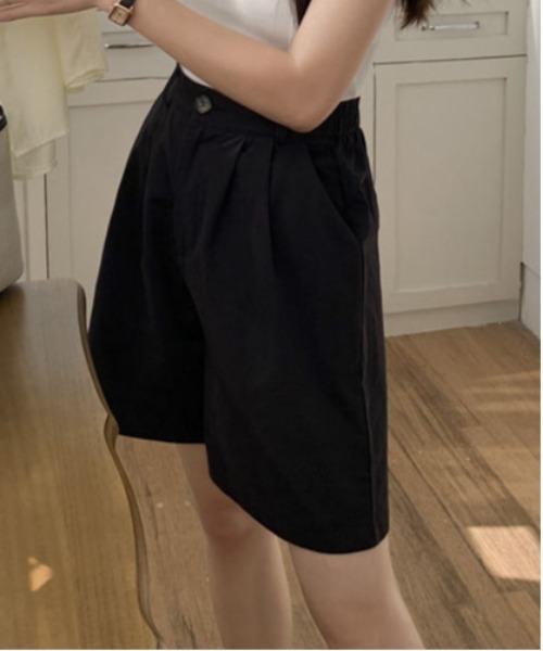 &soiree(アンドソワレ)の「コットン2タックカジュアルハーフパンツ(その他パンツ・レディース・アイボリー/ブラック/ベージュ・SMALL/MEDIUM/LARGE/X-LARGE)」の9枚目の写真