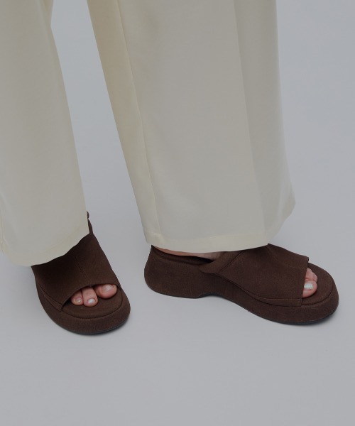 Ameri(アメリ)の「PLUMP LINE SUEDE WEDGE SANDAL(サンダル・レディース・ブラウン/ブラック/アイボリー・LARGE/MEDIUM/SMALL)」の3枚目の写真