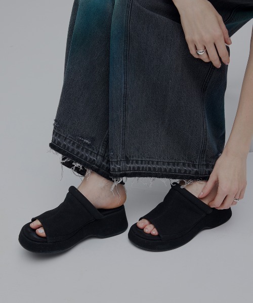 Ameri(アメリ)の「PLUMP LINE SUEDE WEDGE SANDAL(サンダル・レディース・ブラウン/ブラック/アイボリー・LARGE/MEDIUM/SMALL)」の2枚目の写真
