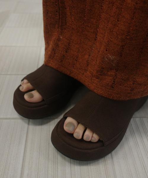 Ameri(アメリ)の「PLUMP LINE SUEDE WEDGE SANDAL(サンダル・レディース・ブラウン/ブラック/アイボリー・LARGE/MEDIUM/SMALL)」の4枚目の写真