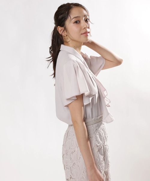 JUSGLITTY(ジャスグリッティー)の「ラッフルボウタイパールバーブラウス(シャツ/ブラウス・レディース・ピンク/ネイビー/ホワイト・2/1)」の4枚目の写真