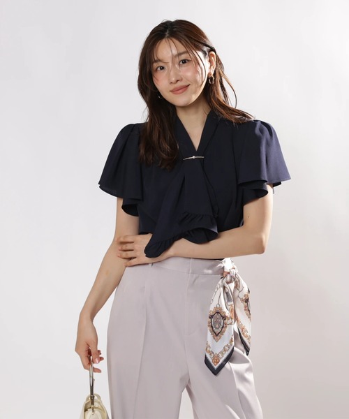 JUSGLITTY(ジャスグリッティー)の「ラッフルボウタイパールバーブラウス(シャツ/ブラウス・レディース・ピンク/ネイビー/ホワイト・2/1)」の5枚目の写真