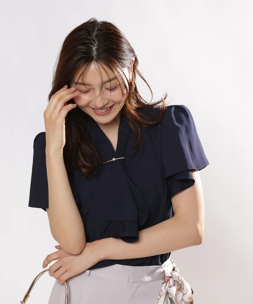 JUSGLITTY(ジャスグリッティー)の「ラッフルボウタイパールバーブラウス(シャツ/ブラウス・レディース・ピンク/ネイビー/ホワイト・2/1)」の6枚目の写真