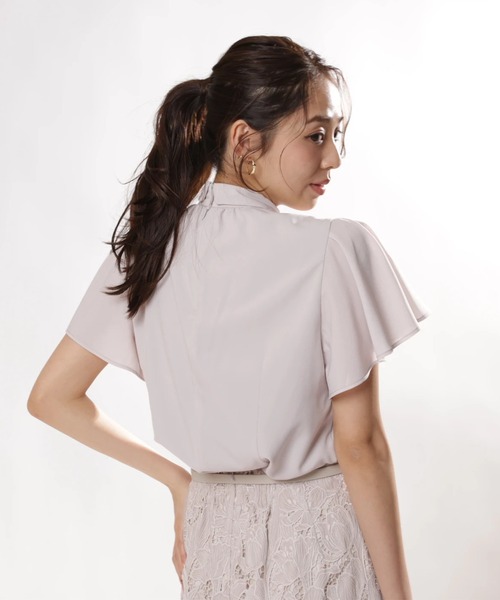 JUSGLITTY(ジャスグリッティー)の「ラッフルボウタイパールバーブラウス(シャツ/ブラウス・レディース・ピンク/ネイビー/ホワイト・2/1)」の12枚目の写真