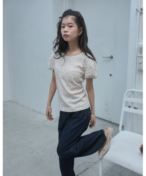 Smyeon(スミョン)の「Flower print puff sleeve tee/花柄パフTシャツ(Tシャツ/カットソー・レディース・ホワイト/クリーム/ピンク・FREE)」の13枚目の写真
