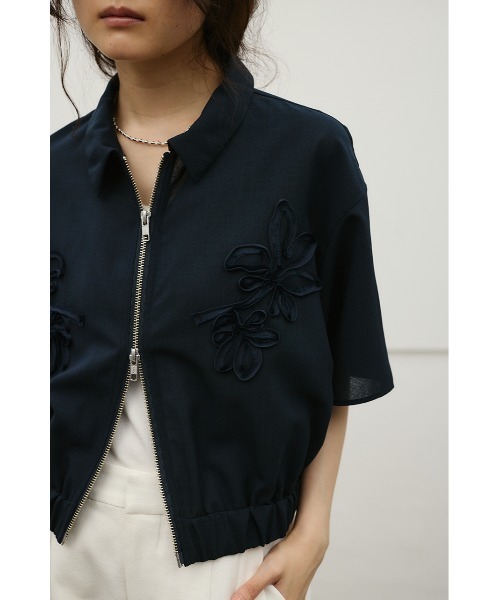 STYLEMIXER(スタイルミキサー)の「フラワーエンブロイダリージップシャツ(シャツ/ブラウス・レディース・ホワイト/ネイビー/ベージュ・FREE)」の4枚目の写真