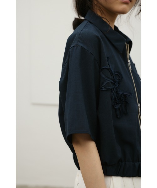 STYLEMIXER(スタイルミキサー)の「フラワーエンブロイダリージップシャツ(シャツ/ブラウス・レディース・ホワイト/ネイビー/ベージュ・FREE)」の5枚目の写真