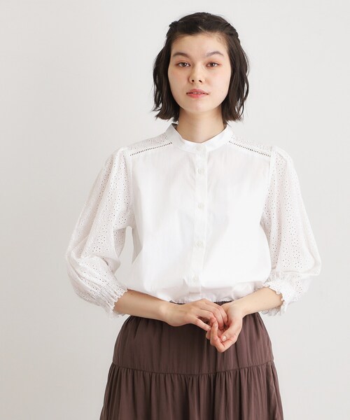 LAURA ASHLEY(ローラアシュレイ)の「【コットン100%/ゆったりシルエット】ブロダリーアングレーズ コットンブラウス(シャツ/ブラウス・レディース・ブラック/サックスブルー/オフホワイト・38/40)」の2枚目の写真
