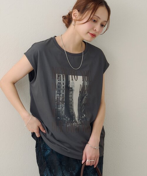 DISCOAT(ディスコート)の「【Noka/汗染み防止】フォトプリントフレンチTシャツ(Tシャツ/カットソー・レディース・オフホワイト/チャコールグレー/ホワイト・FREE)」の3枚目の写真