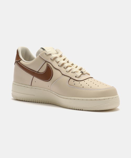 NIKE(ナイキ)の「NIKE AIR FORCE 1 07 LE CN IB8865-221(スニーカー・メンズ・ベージュ・28.5cm/28cm/27.5cm/27cm/26.5cm/26cm/25.5cm/29cm)」の4枚目の写真