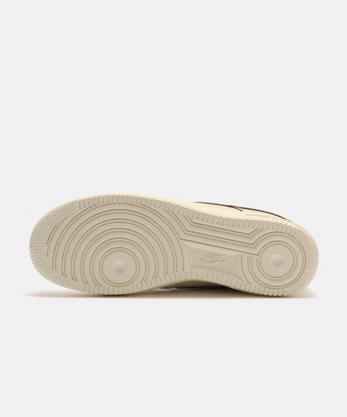 NIKE(ナイキ)の「NIKE AIR FORCE 1 07 LE CN IB8865-221(スニーカー・メンズ・ベージュ・28.5cm/28cm/27.5cm/27cm/26.5cm/26cm/25.5cm/29cm)」の5枚目の写真