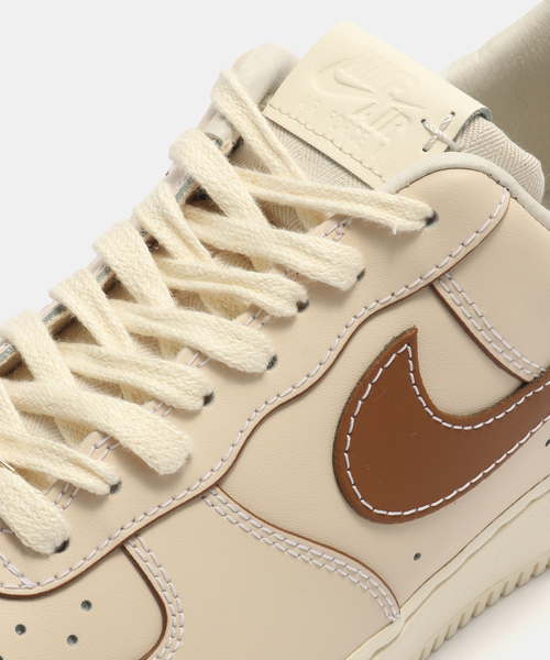 NIKE(ナイキ)の「NIKE AIR FORCE 1 07 LE CN IB8865-221(スニーカー・メンズ・ベージュ・28.5cm/28cm/27.5cm/27cm/26.5cm/26cm/25.5cm/29cm)」の6枚目の写真