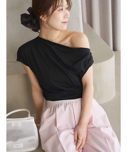 emmi(エミ)の「【ICEDFABRIC+®】ワンショルドレープカットソー/接触冷感(Tシャツ/カットソー・レディース・ライトブルー/ブラック/オフホワイト・F)」の3枚目の写真