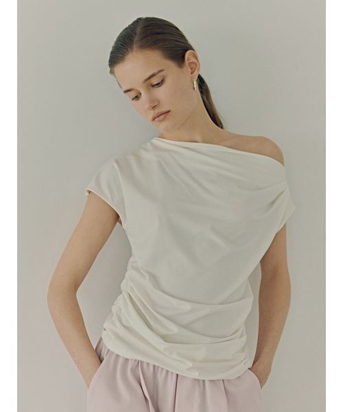 emmi(エミ)の「【ICEDFABRIC+®】ワンショルドレープカットソー/接触冷感(Tシャツ/カットソー・レディース・ライトブルー/ブラック/オフホワイト・F)」の4枚目の写真