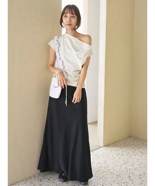 emmi(エミ)の「【ICEDFABRIC+®】ワンショルドレープカットソー/接触冷感(Tシャツ/カットソー・レディース・ライトブルー/ブラック/オフホワイト・F)」の15枚目の写真