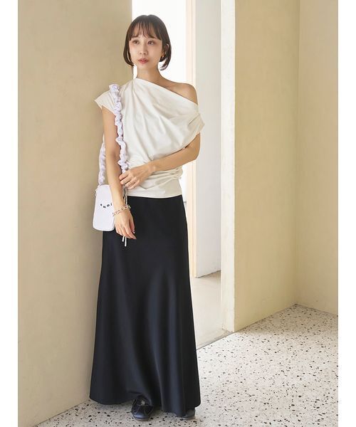 emmi(エミ)の「【ICEDFABRIC+®】ワンショルドレープカットソー/接触冷感(Tシャツ/カットソー・レディース・ライトブルー/ブラック/オフホワイト・F)」の16枚目の写真