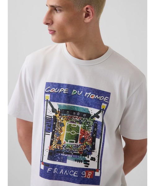 GAP(ギャップ)の「FIFA WORLD CUP(TM) リラックスフィット グラフィックTシャツ(Tシャツ/カットソー・メンズ・ブラック系その他/ホワイト/ライトグレー/ライトブルー/ホワイト系その他/イエロー/ブラック/チャコールグレー・XL/XS/S/M/L)」の2枚目の写真