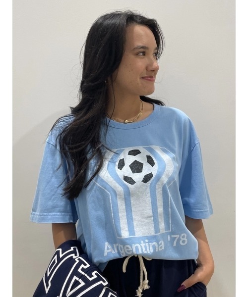 GAP(ギャップ)の「FIFA WORLD CUP(TM) リラックスフィット グラフィックTシャツ(Tシャツ/カットソー・メンズ・ブラック系その他/ホワイト/ライトグレー/ライトブルー/ホワイト系その他/イエロー/ブラック/チャコールグレー・XL/XS/S/M/L)」の9枚目の写真