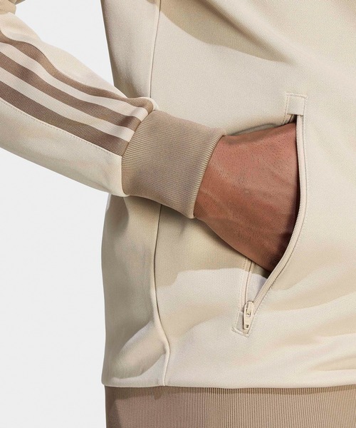 adidas(アディダス)の「adidas/アディダス ORI CLASSIC TRACK TOP クラシック ブランドロゴ スリーストライプス トラックトップ メンズ 2026年春夏春服 夏服(ジャージ・メンズ・ブラウン/オリーブ/アイボリー/ライトブラウン・S/M/L/XL)」の19枚目の写真